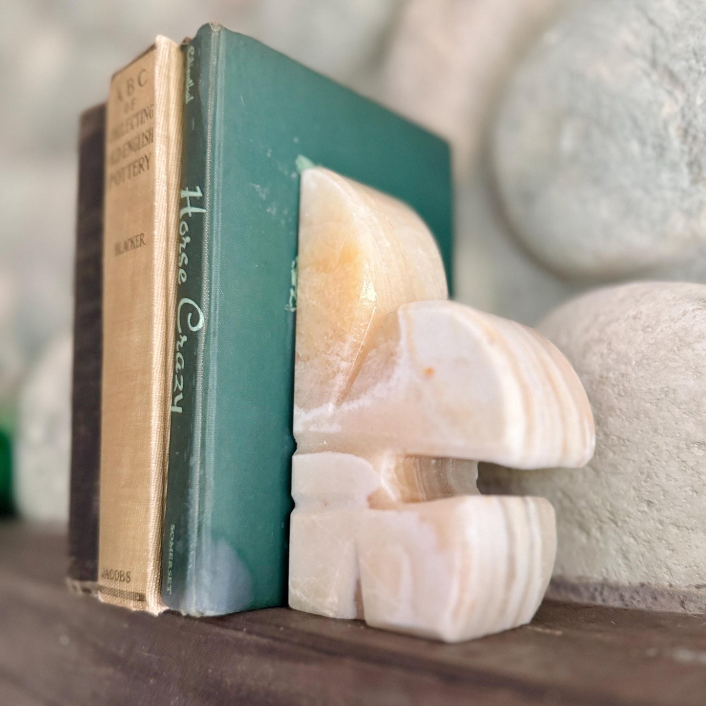 Fleur Des Lis Vintage Onyx Stone Bookends – Carved Fleur-de-Lis Shape, Earth-Toned Natural Stone