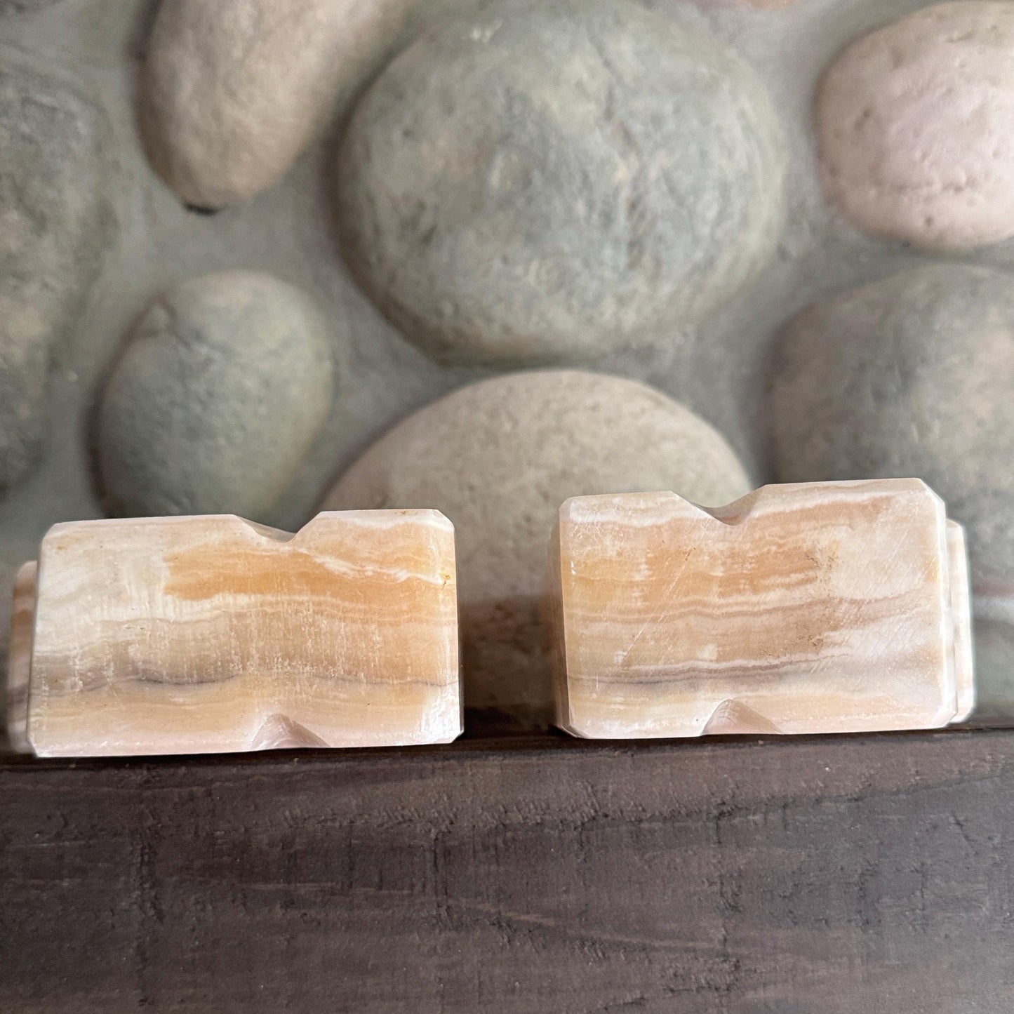 Fleur Des Lis Vintage Onyx Stone Bookends – Carved Fleur-de-Lis Shape, Earth-Toned Natural Stone