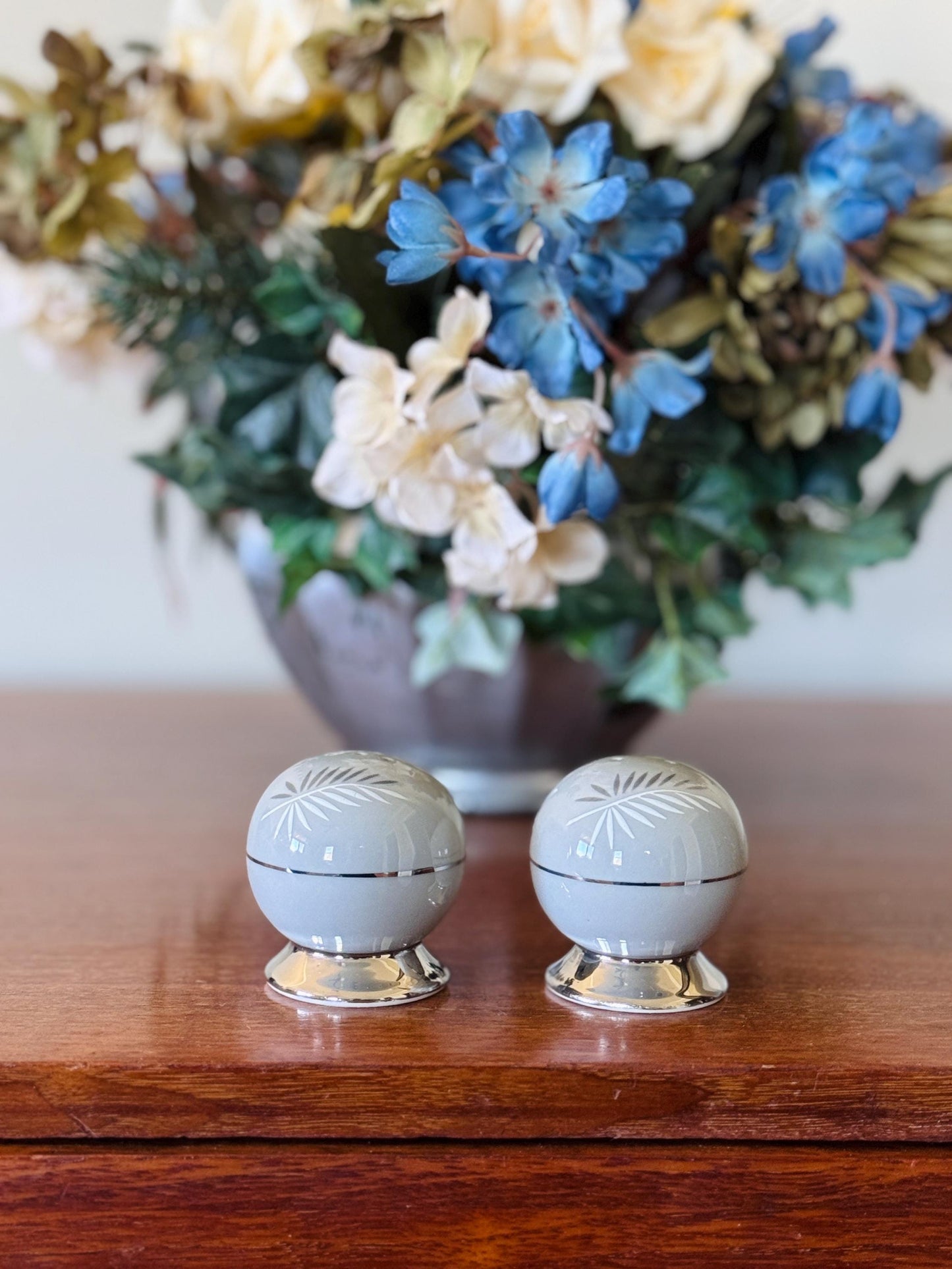 Flintridge Platinum Palm Salt & Pepper Shakers: Mid-Century Modern Porcelain