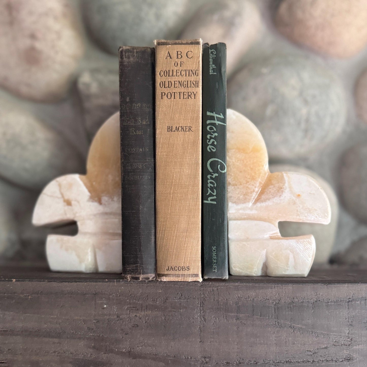 Fleur Des Lis Vintage Onyx Stone Bookends – Carved Fleur-de-Lis Shape, Earth-Toned Natural Stone